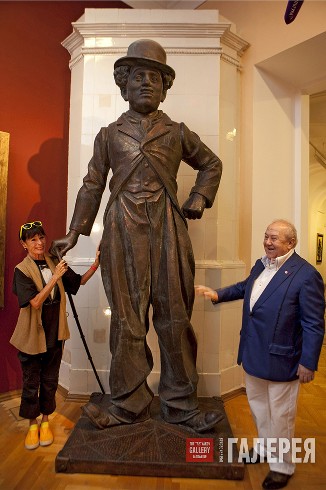 Geraldine Chaplin and Zurab Tsereteli by the statue of her father, Charlie Chapl