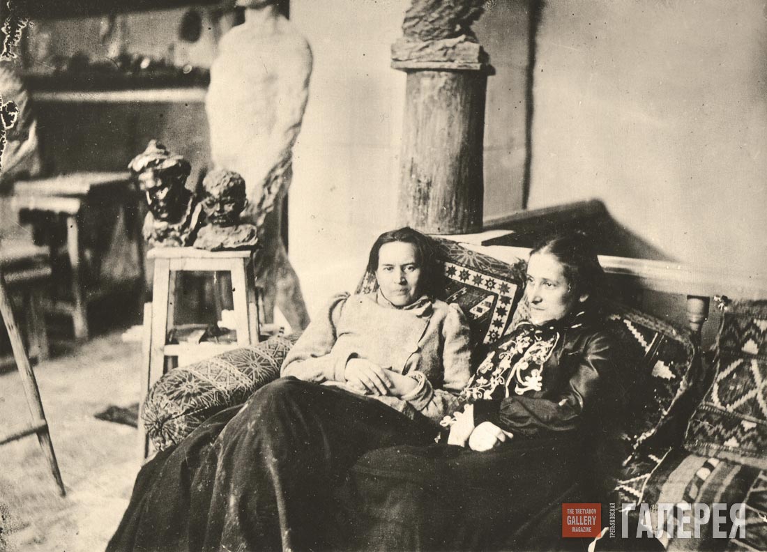 Anna Golubkina and Yelena Shishkina-Golinevich in the artist’s studio. 1903