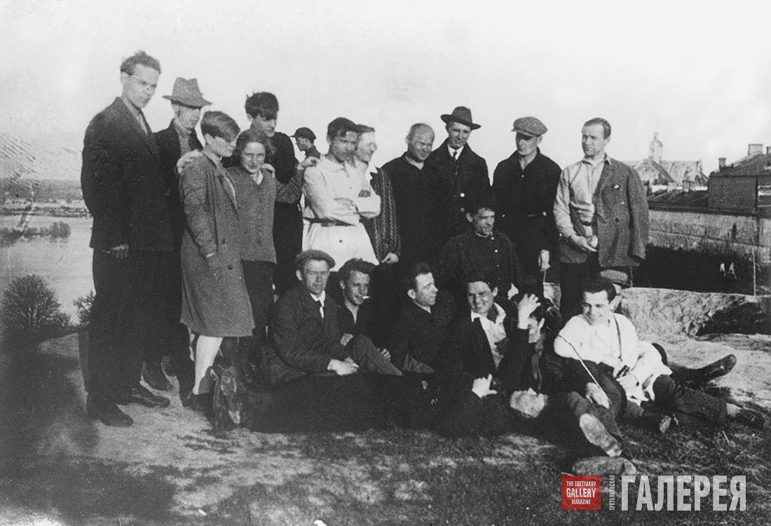 Nikolai Cherhyshev (upper row, third right) with a group of students of VKHUTEMA