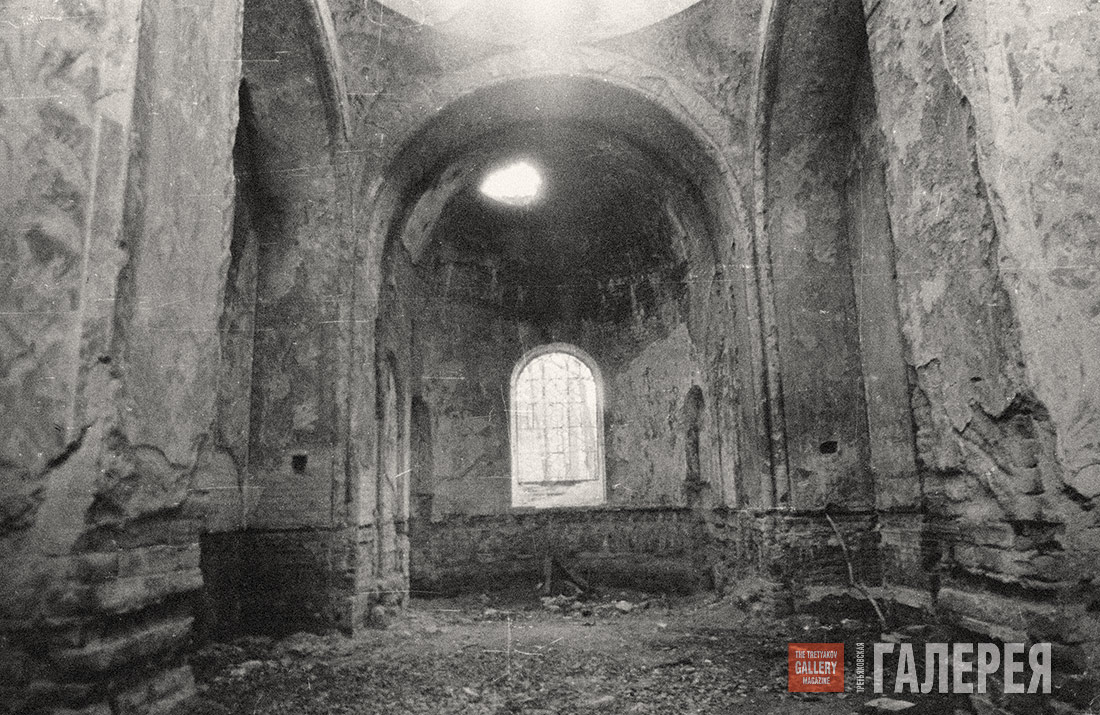 THE INTERIOR OF THE CHURCH OF METROPOLITAN PETER IN NOVAYA CHARTORIYA