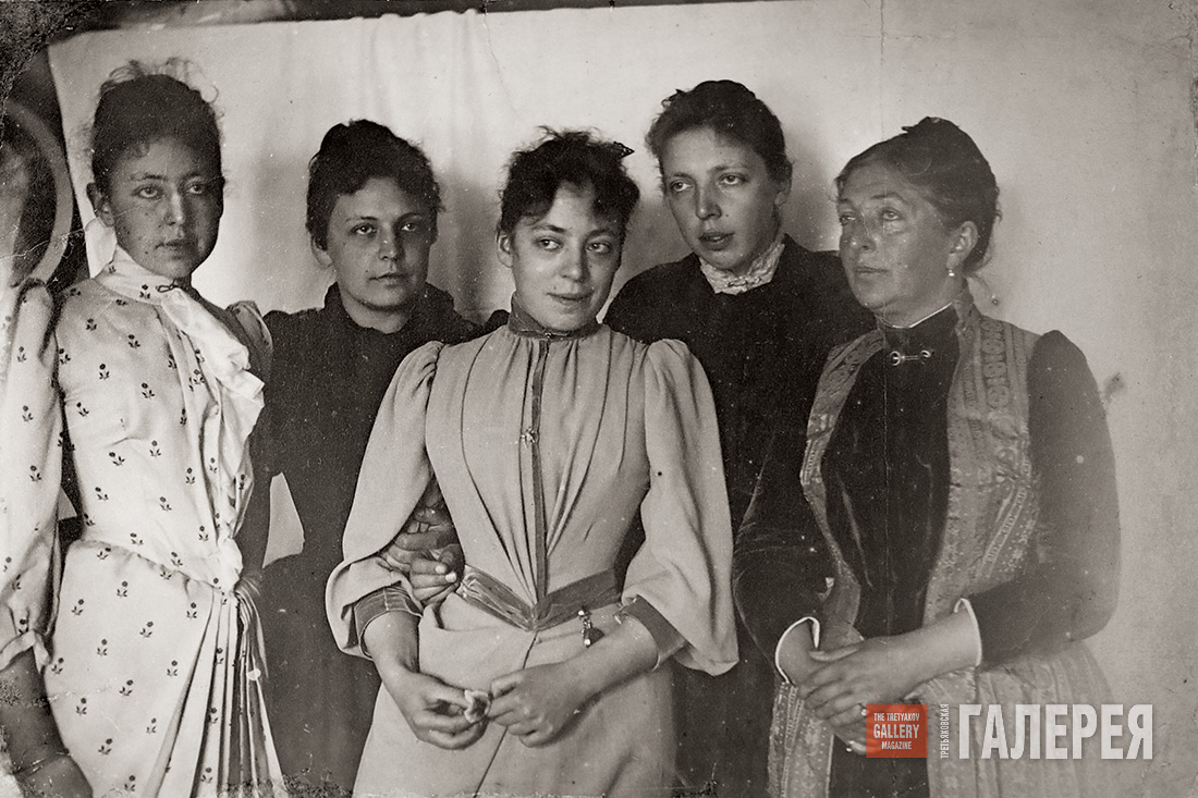 Zinaida Yakunchikova with her daughters