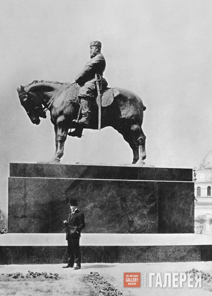 Paolo Troubetzkoy near the statue of Alexander III in St. Petersburg