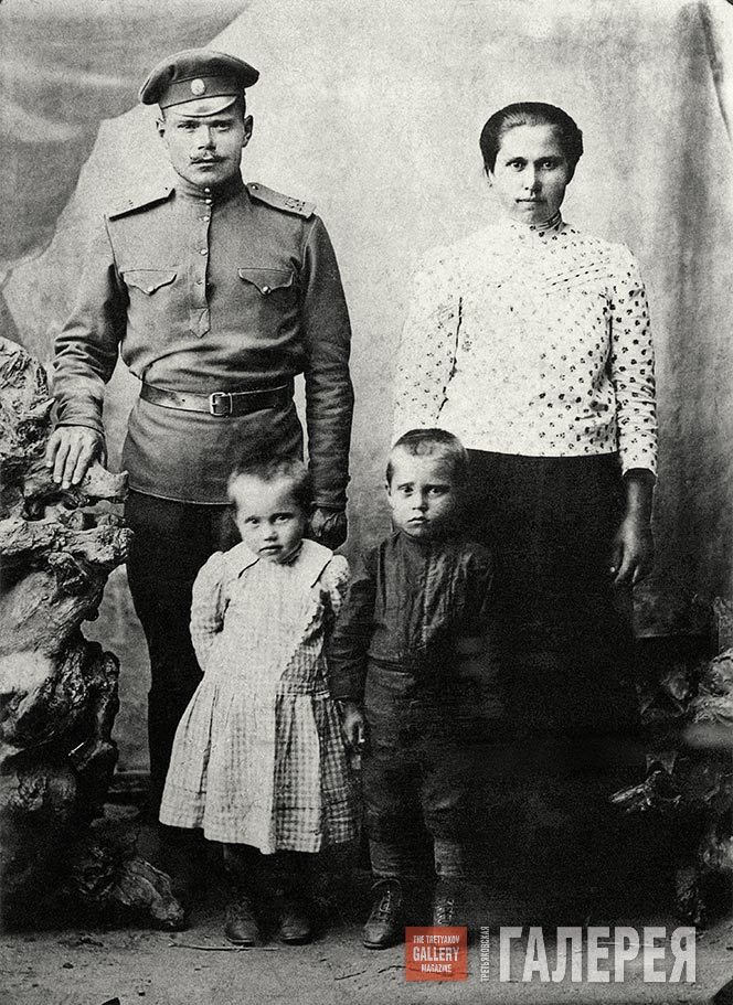 Саша Кибальников с сестрой Женей и родителями. 1918