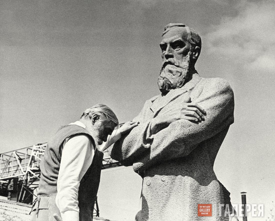 За работой над памятником П.М. Третьякову.  Bторая половина 1970-х