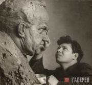 Марат Самсонов лепит портрет Народного художника СССР, Николая Жукова