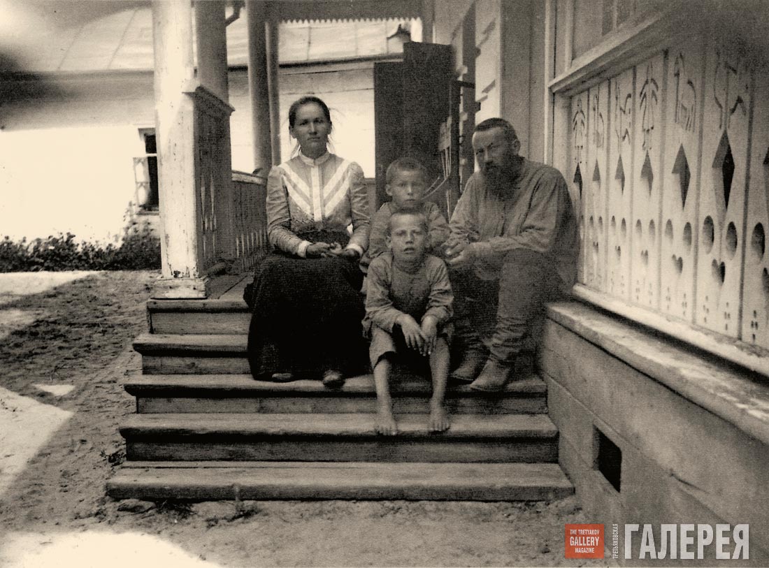 Nikolai Ge-Jr. with his children: Praskovia, Ivan and Nikolai Yasnaya Polyana. 1