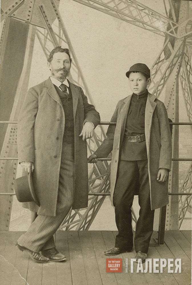 Ilya Repin with his son Yury at the Eiffel Tower during their visit to the World