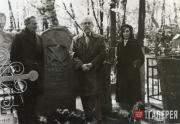 Память сердца. Виктор II, Андрей и Ольга Васнецовы у надгробия В.М. Васнецова, выполненного по проекту А.В. Васнецова, на Введенском кладбище в Москве Память сердца. Виктор II, Андрей и Ольга Васнецовы у надгробия В.М. Васнецова