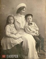 Ю.Н. Урусман с детьми от М.В. Нестерова, Верой и Мишей (1901–1921) Ю.Н. Урусман с детьми от М.В. Нестерова, Верой и Мишей (1901–1921)