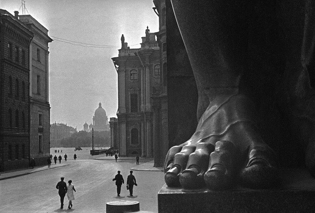 Борис Игнатович. У входа в Эрмитаж. Ленинград, 1931