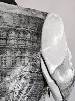 Оксана Негода. Крупный план спинки пальто«Театры Моцарта»  с брошью «Часы» из коллекции ElDiaClaro
