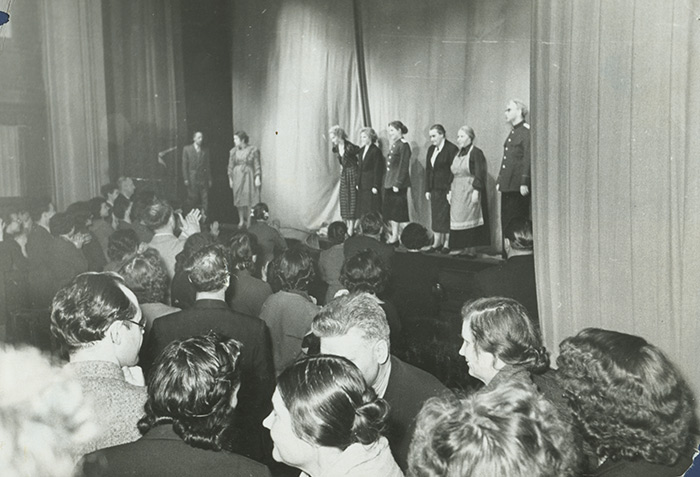 Поклоны после первого спектакля «Вечно живые», 1956 г. Архив театра «Современник»