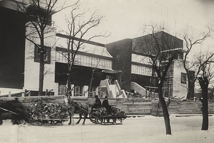 Клуб фабрики «Свобода» в Москве во время строительства. 1931