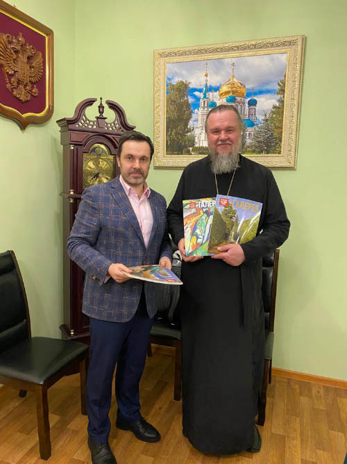 В библиотеку Храма Ушакова большую передана подборка журналов