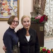 Справа - Елена Баршай Справа - Елена Баршай